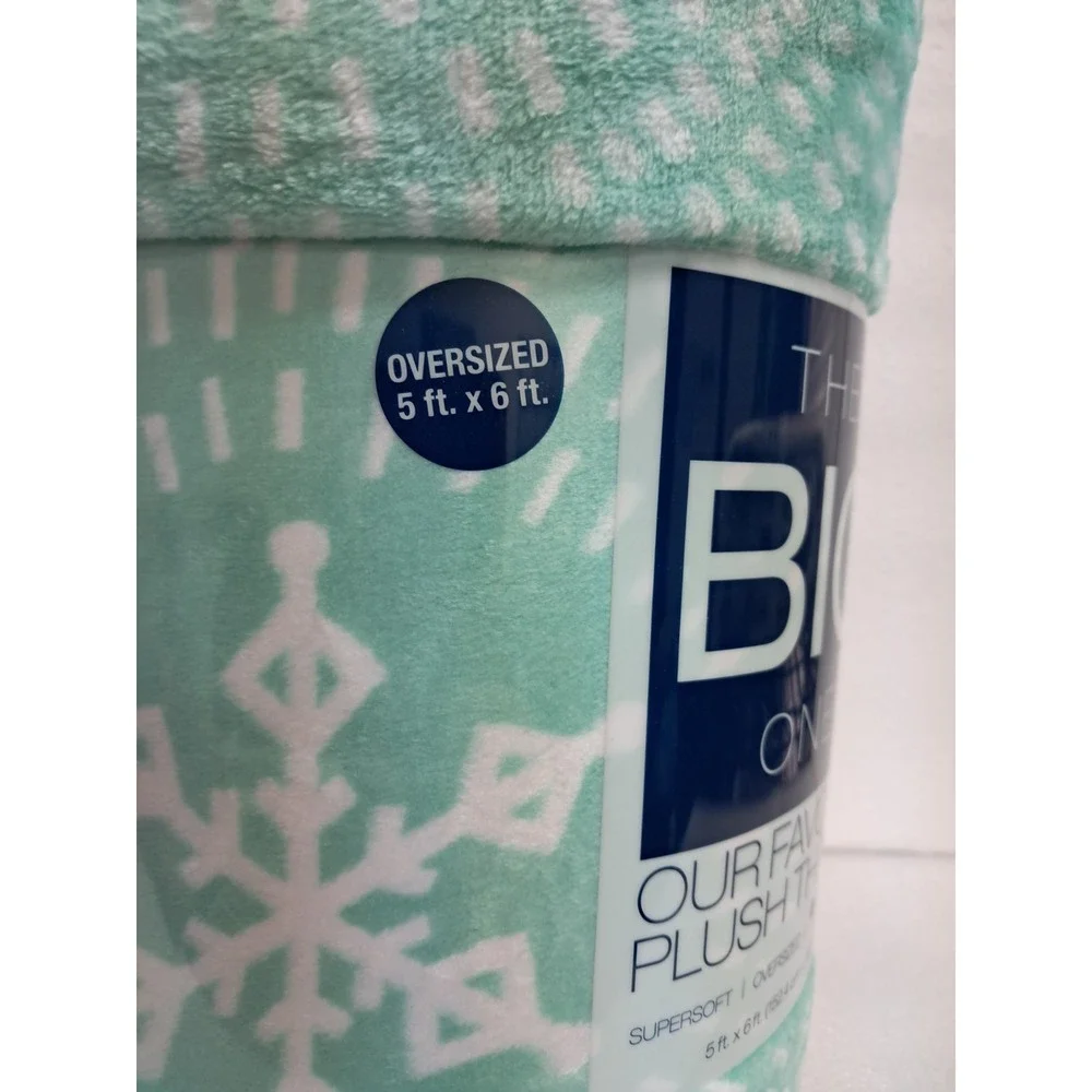 Christmas Plush Throw Blanket 5' x 6', Soft and Cozy,‎ Snowflakes, Lt Green